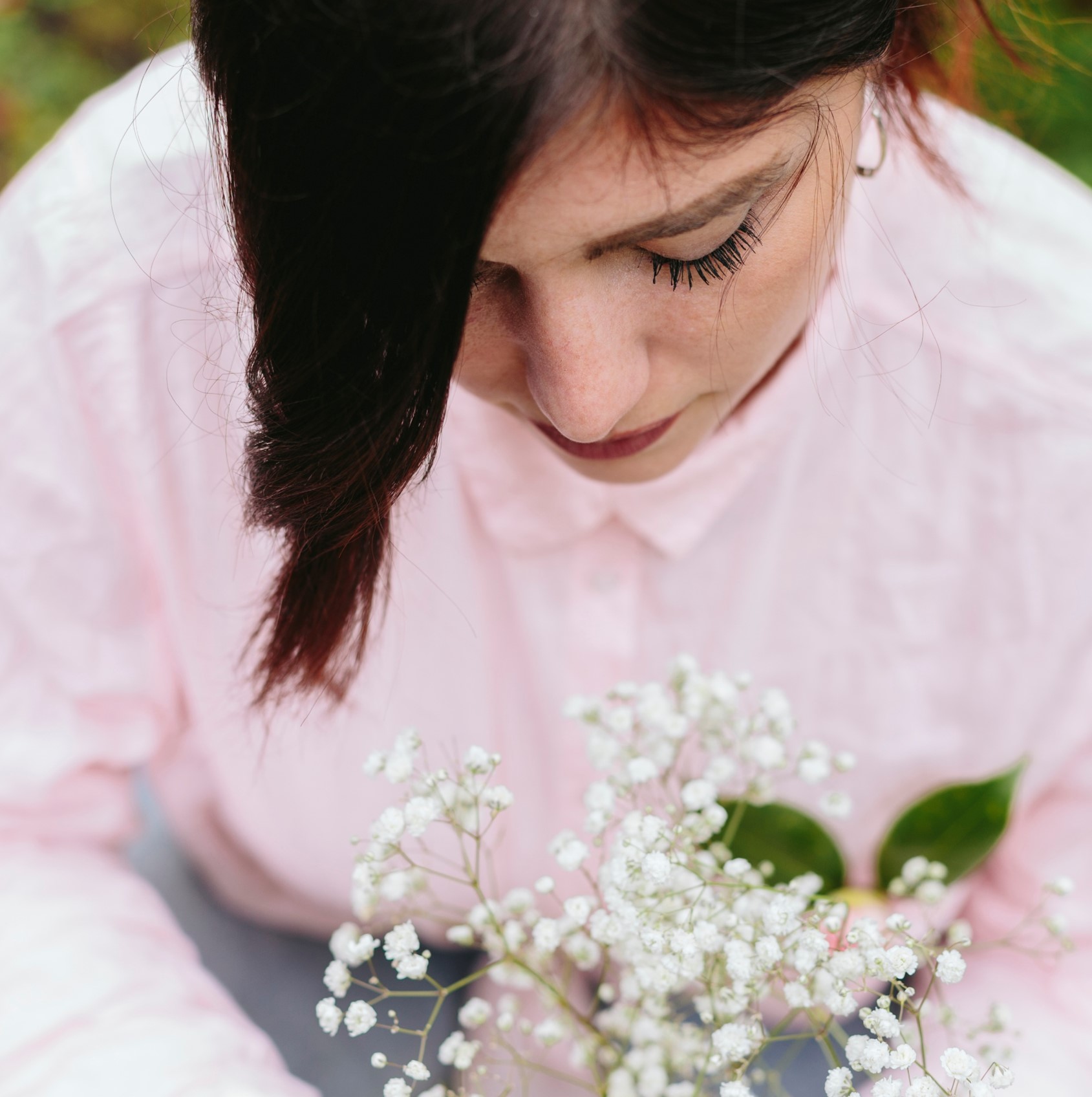 Imatge de dona posant flors